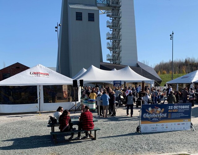 Ambiance chaleureuse à l'Oktoberfest de La porte d'à côté