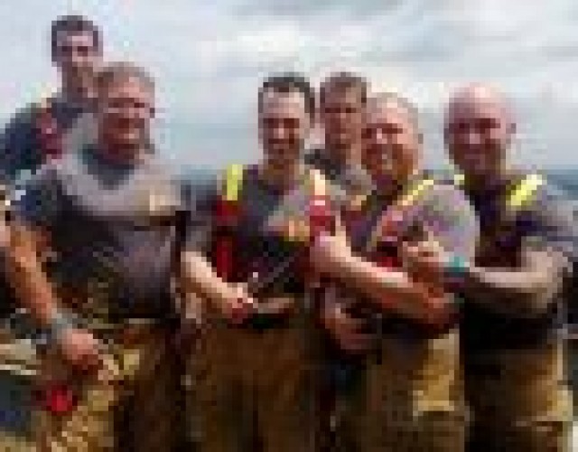 Six pompiers de Thetford gravissent la Tour de la Bourse de Montréal