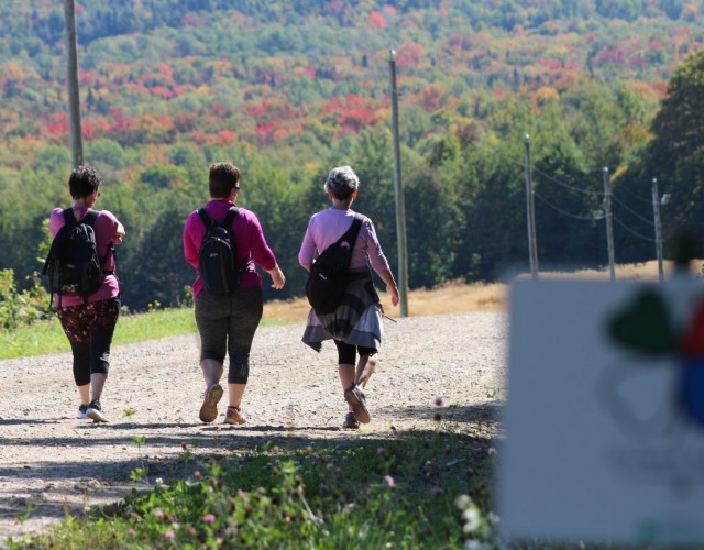 La Marche en groupe sur le Chemin de St-Jacques-Appalaches attire près de 150 marcheurs!