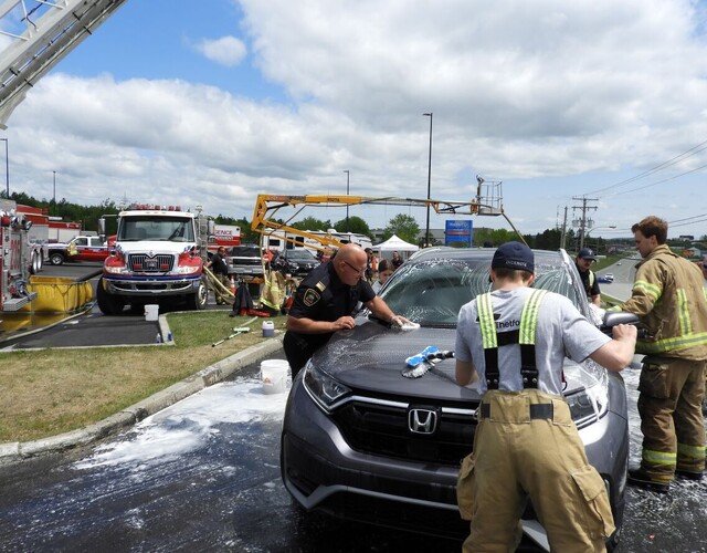 Lave-auto des pompiers 2023: Un don de 12 244 $ remis à des organismes de la région