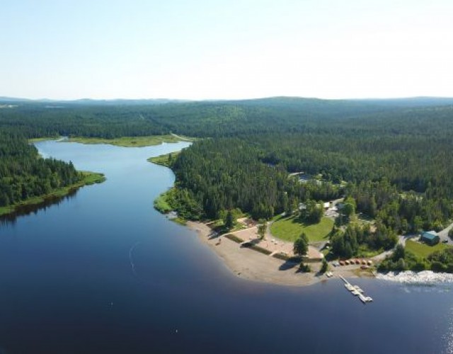 Une eau de baignade d'excellente qualité à la plage Saint-Daniel du parc national de Frontenac