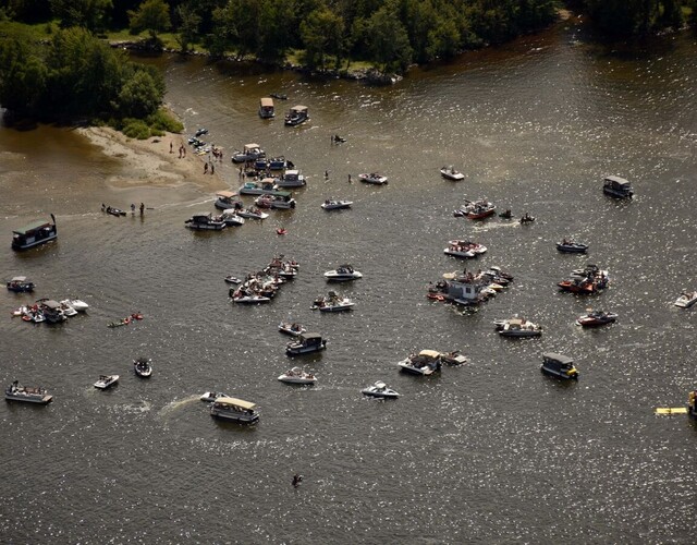 Un succès pour la Tournée c'est Show sur l'eau au Lac William