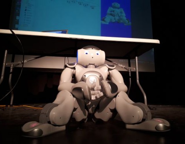 Le robot NAO du Département d'informatique du Cégep de Thetford en visite à la Polyvalente de Black Lake