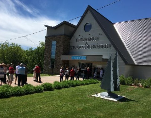 Dévoilement d'une sculpture devant le centre communautaire Adrien-Dumas